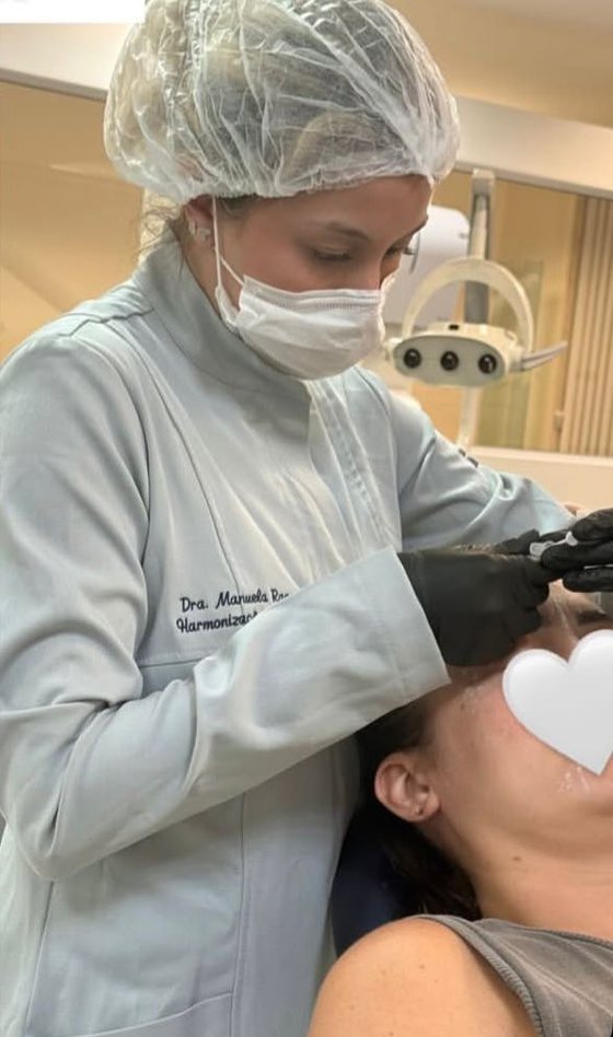 Dra. Manuela Ragazi realizando um atendimento de Harmonização Orofacial